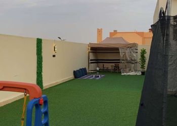 شقة بصالة وغرف نوم ومجلس