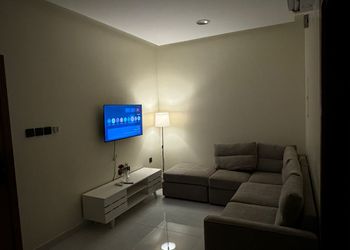شقة بغرفة معيشة وغرفة نوم 