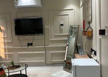 استديو بأثاث مريح وبسيط 
