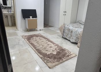 استديو بسرير مفرد وأثاث مريح 