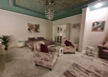 شقة بصالة وثلاث غرف نوم