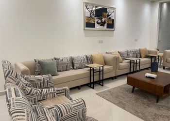 شاليه بجلسة تطل على مسبح خارجي 