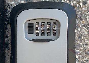 شالية بمسبح خارجي ومسطح اخضر