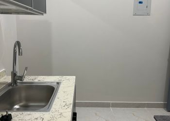 استديو بسرير ماستر وأثاث مريح 