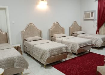 شقة بغرفة جلوس وثلاث غرف نوم 