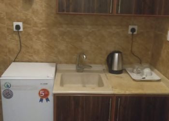 استديو بأثاث مريح وبسيط 