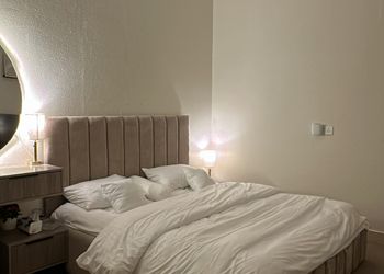 استديو بسرير ماستر وأثاث مريح 