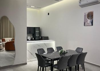 شاليه بجلسة تطل على مسبح خارجي 