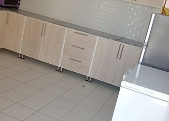 شاليه بجلسة تطل على مسبح خارجي 