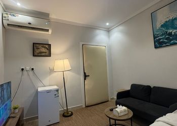 استديو بسرير ماستر وجلسة مريحة 
