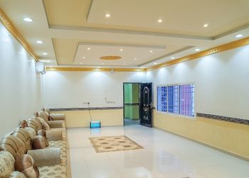استراحة بألعاب أطفال وملعب كرة قدم