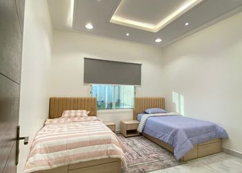 استراحة بمجالس ومسطحات خضراء