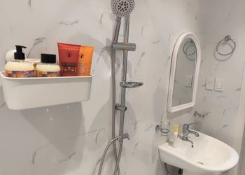 غرفة بأثاث مريح وبسيط 