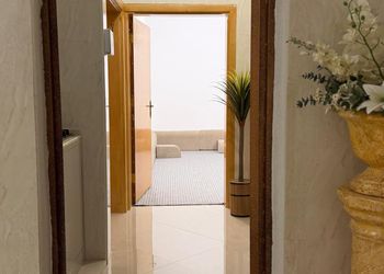 استديو بأثاث مريح وبسيط 