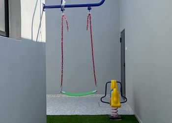 شاليه بجلسة مطلة على المسبح