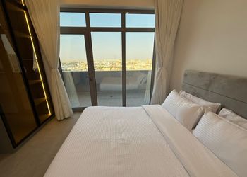 شقة بصالة أنيقة وإطلالة مميزة 