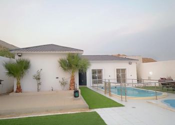 شاليه بجلسة تطل على مسبح خارجي 