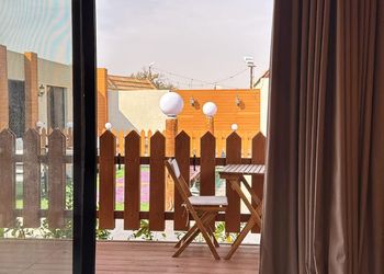 شاليه بجلسة خارجية ومسبح 