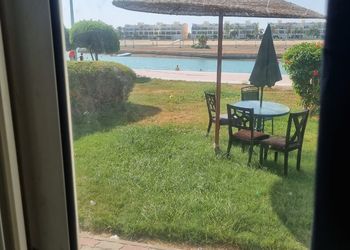 شاليه بجلسة مطلة على البحر
