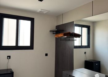 استديو بأثاث مريح وبسيط 