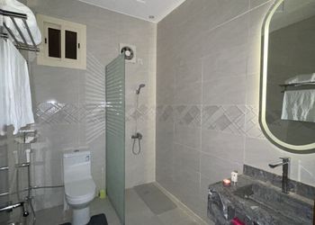 شاليه بجلسة خارجية ومسطح اخضر