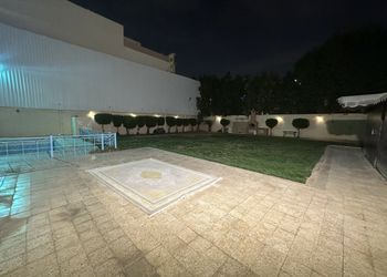 استراحة بمسبح و مسطح اخضر
