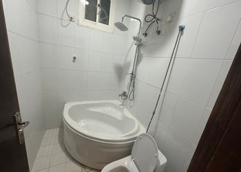 شقة بصالة وثلاث غرف نوم 