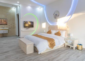شاليه بمسطح اخضر ومسبح