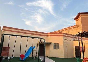 شاليه بجلسة خارجية وألعاب أطفال 