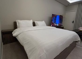 استديو بأثاث مريح وبسيط 