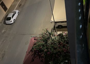 غرفة بأثاث مريح وبسيط 