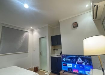 استديو بسرير ماستر وجلسة مريحة 