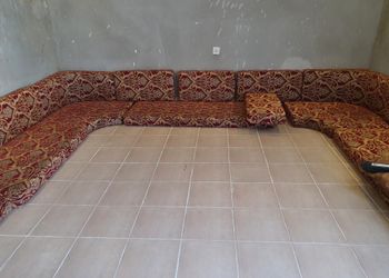 استراحة بمجلس واسع وفناء خارجي