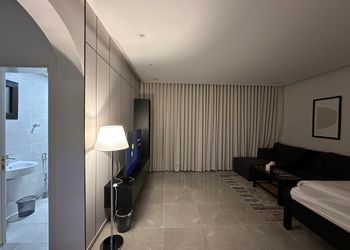 استديو هادئ بدخول ذاتي 