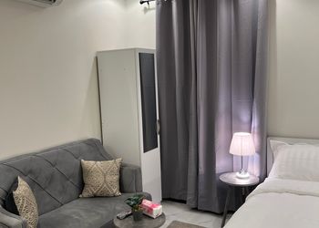 استديو بأثاث مريح وبسيط 