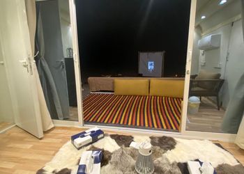 كرفان بجلسة خارجية وسط البرية