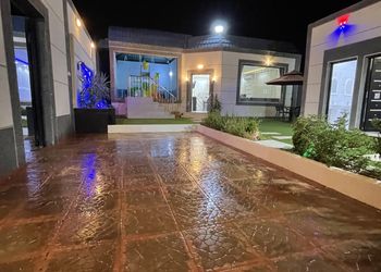 شاليه بمسطح اخضر وجلسة خارجية 