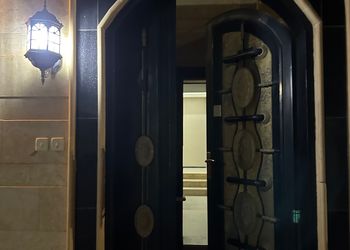 استديو بأثاث مريح وبسيط 