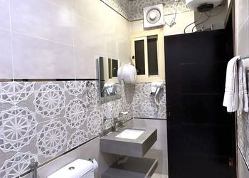 شقة بصالة مريحة وغرفة نوم 