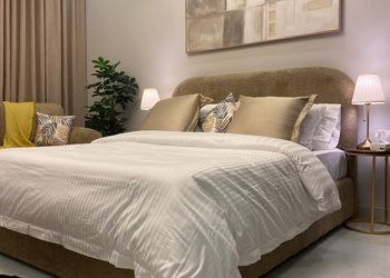 استديو بأثاث مريح وبسيط