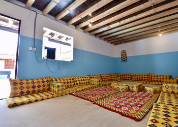 مخيم بجلسة خارجية ومسطح اخضر