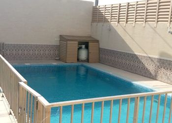 شاليه بمسطح اخضر وجلسة خارجية 