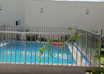 شاليه بمسطح اخضر وجلسة خارجية
