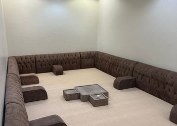 شاليه بجلسة خارجية ومسطح اخضر