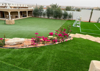 استراحة بمسطحات خضراء وملاعب