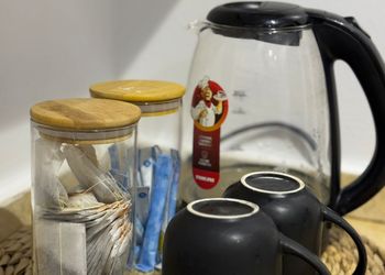 شقة بصالة وغرفة نوم وبأثاث مريح