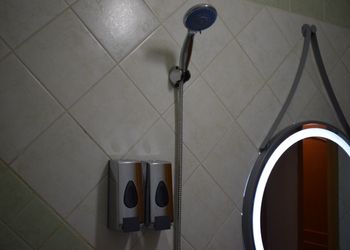 شقة بغرفة معيشة وغرفة نوم 