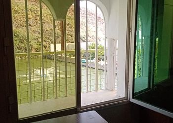 استراحة بإطلالة جبلية ومسطح أخضر