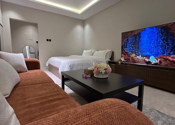 استديو بأثاث مريح وبسيط 