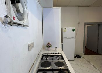 شقة بغرفتين نوم وجلسة خارجية 